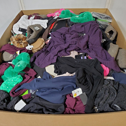 587 units of Clothing & Accessories - MSRP $11,130 - Returns (Lot # 987003)