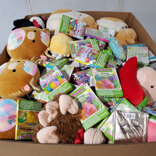 674 units of Holidays & Party - MSRP $4,877 - Returns (Lot # 986616)
