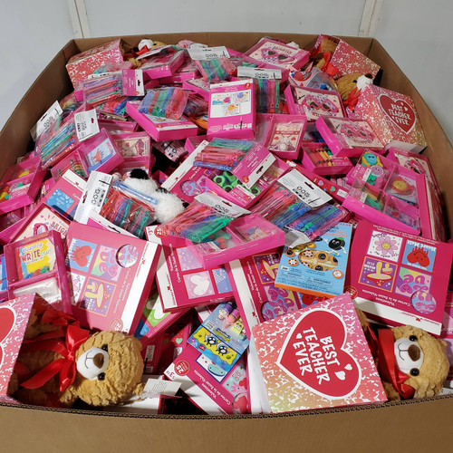 862 units of Holidays & Party - MSRP $4,174 - Returns (Lot # 987105)