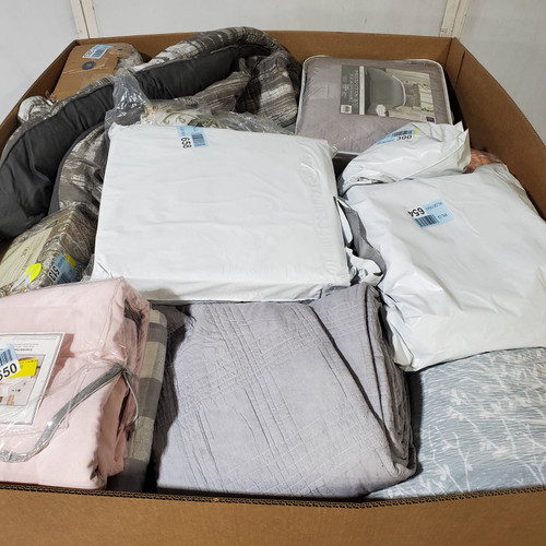 32 units of Bedding - MSRP $5,569 - Returns (Lot # 976409)
