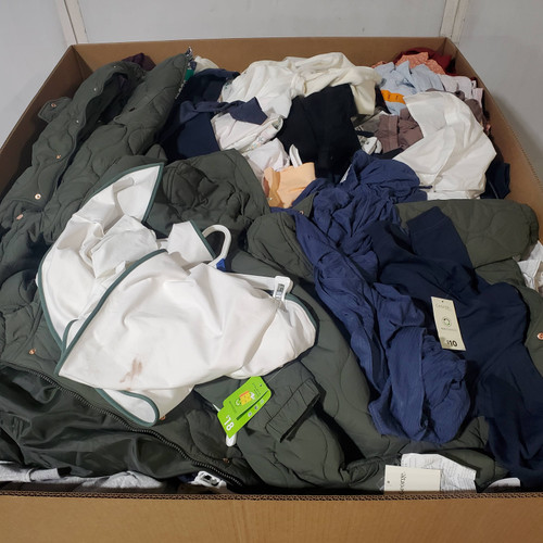 754 units of Clothing & Accessories - MSRP $9,568 - Returns (Lot # 988611)