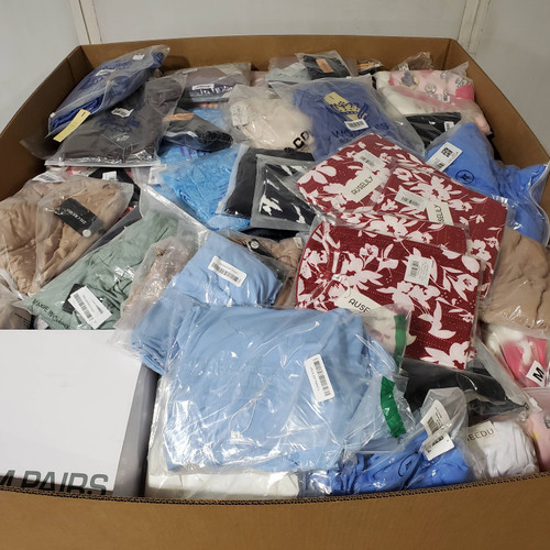 826 units of Clothing & Accessories - MSRP $17,553 - Returns (Lot # 105-913523)