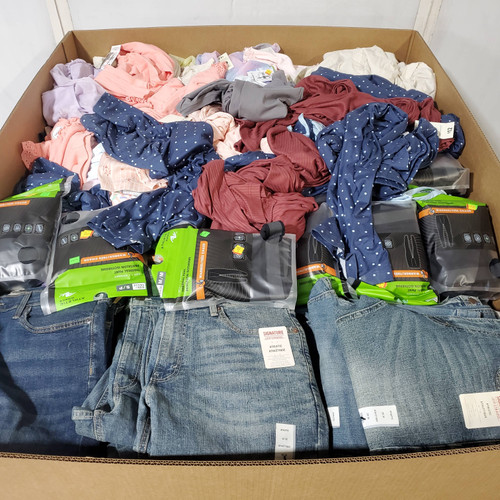 569 units of Clothing & Accessories - MSRP $9,815 - Returns (Lot # 998407)