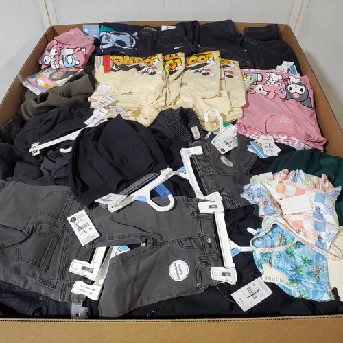 797 units of Clothing & Accessories - MSRP $10,557 - Returns (Lot # 999207)
