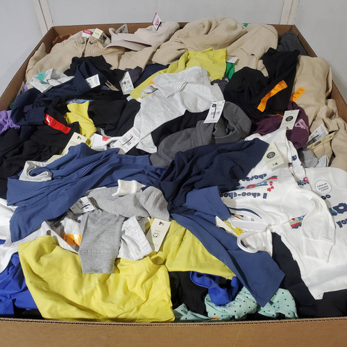 933 units of Clothing & Accessories - MSRP $11,491 - Returns (Lot # 1014613)