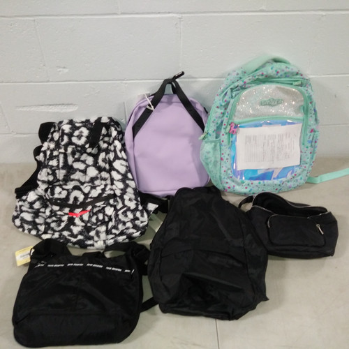 13 Units of Backpacks & Lunch bags - MSRP 745$ - Returns (Lot # 548295)