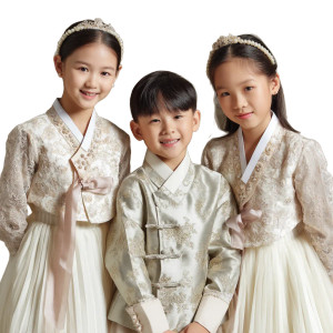 Elegant Korean Chic Kids Vinyl Car Decal Sticker – Waterproof & UV-Resistant 8" Elegant Korean Chic Kids Vinyl Car Decal Sticker – Waterproof & UV-Resistant 8"