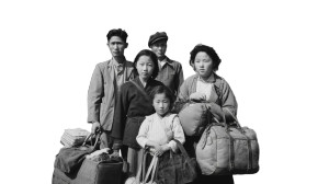 피난 가는 가족 V2 Vinyl Car Decal Sticker – Waterproof & UV-Resistant 8"