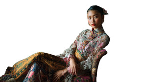 Elegant Nyonya Woman Vinyl Car Decal Sticker – Waterproof & UV-Resistant 2.72"