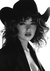 Captivating Linda Cardellini Vinyl Car Decal Sticker – Waterproof & UV-Resistant 8"