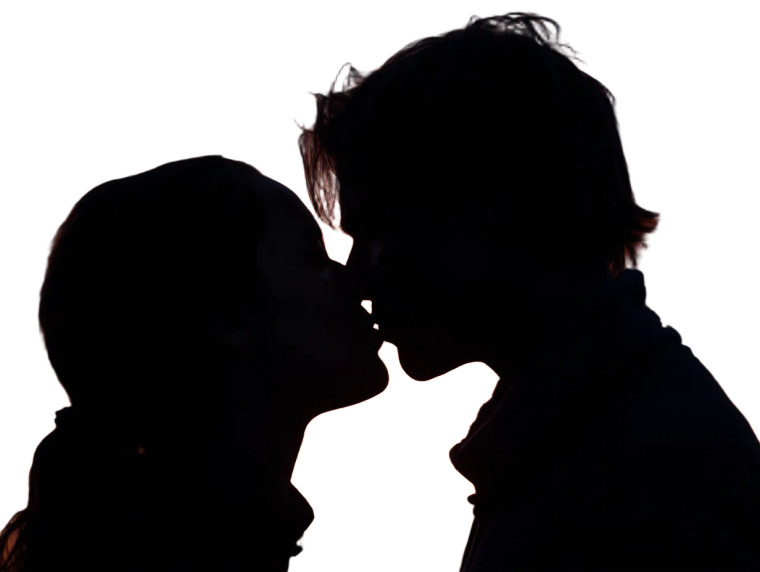 Kissing Couple Silhouette Vinyl Car Decal Sticker – Waterproof & UV-Resistant 8"