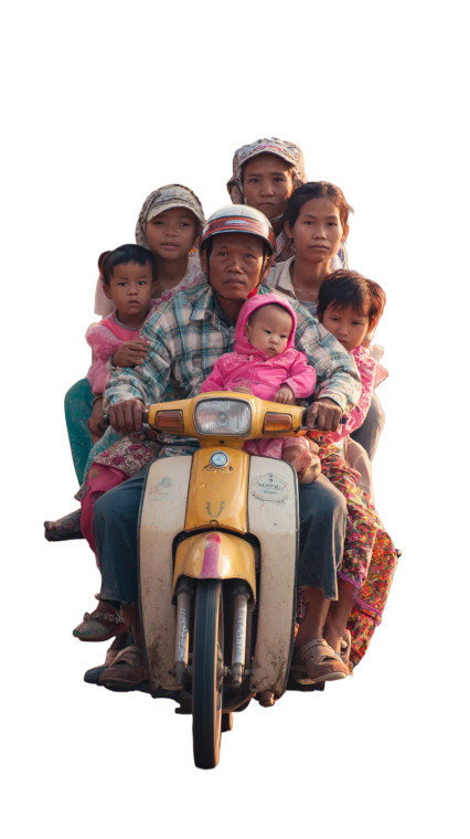 Family On Scooter Vinyl Car Decal Sticker – Waterproof & UV-Resistant 4.8533333333333335"