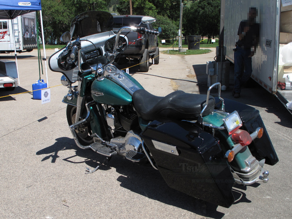 Batwing Classic Fairing with Regular Headlight Opening for Road King Standard (FLHR) 6x9 speakers