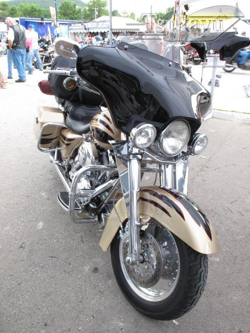 Batwing Fairing for Screaming Eagle Road King (FLHRSE4) - 6 x 9 Speakers + Stereo - Black (Disclaimer: Part Only, bike is only used for illustrative purposes)