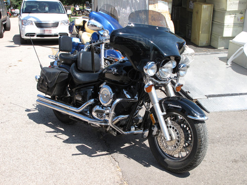 Black Paint Batwing GPS Fairing with 6"x 9" Speakers and Stereo Yamaha V-star Classic / Silverado XVS1100 1998-2013 (Disclaimer: Part Only, bike is only used for illustrative purposes)