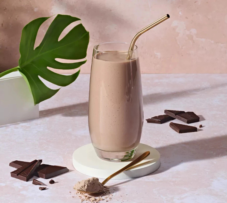 Herbalife Formula 1 Healthy Meal Nutritional Shake (Smooth Chocolate) 550g. Glass of shake.