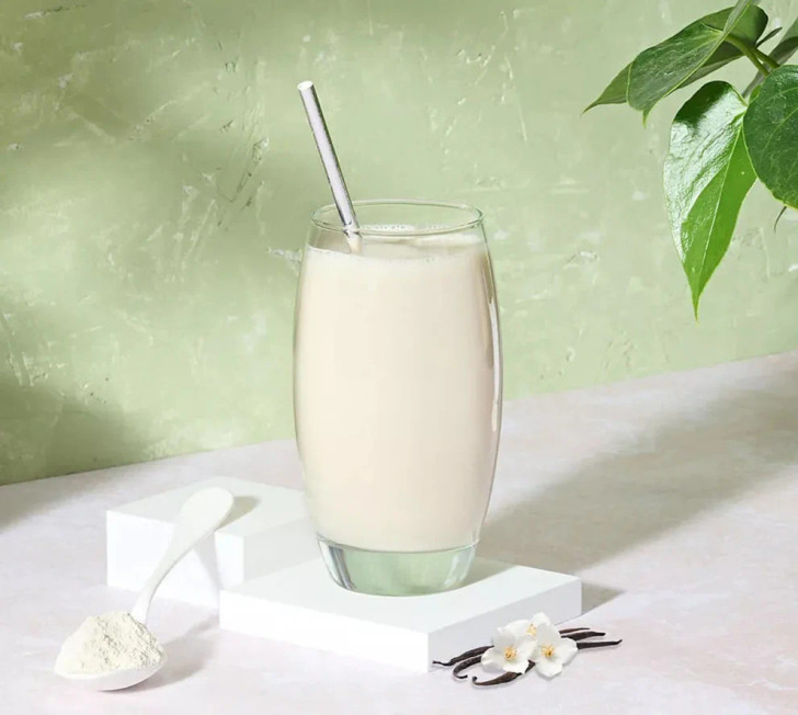 Herbalife Formula 1 Healthy Meal Nutritional Shake (Vanilla Cream) 7 x 26g Sachets. Glass of Shake.