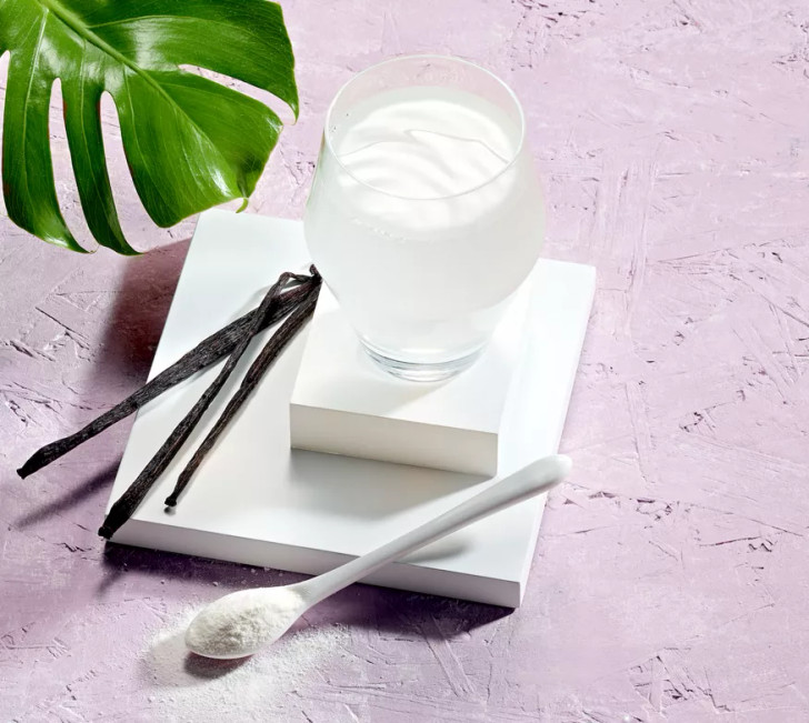 Herbalife Microbiotic Max Vanilla Prebiotic and Probiotic Fibre (20 Gluten Free Sachets) in a glass with vanilla.