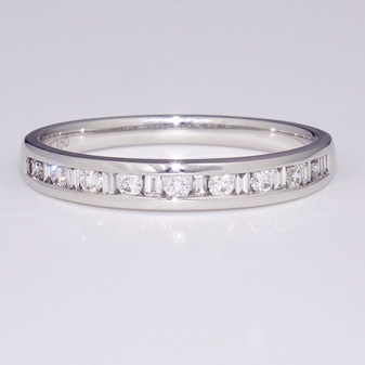 Platinum ring with round brilliant cut and baguette cut diamonds ET1394