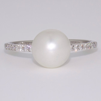 9ct white gold pearl and diamond ring