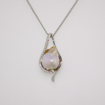 18ct white gold Scottish freshwater pearl and round brilliant cut diamond pendant