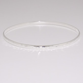 Silver D-shaped 3mm hammered bangle