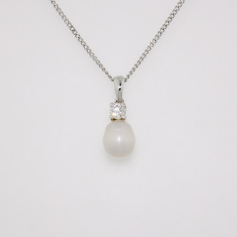 18ct white gold oval Scottish freshwater pearl and round brilliant cut diamond pendant