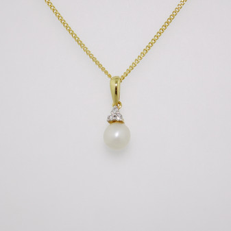 18ct gold Scottish freshwater pearl and round brilliant cut diamond pendant