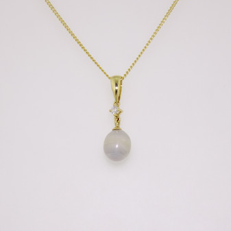 18ct gold Scottish freshwater pearl and round brilliant cut diamond pendant