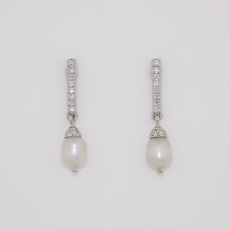 18ct white gold oval Scottish freshwater pearl earrings with diamond caps and diamond-set bars