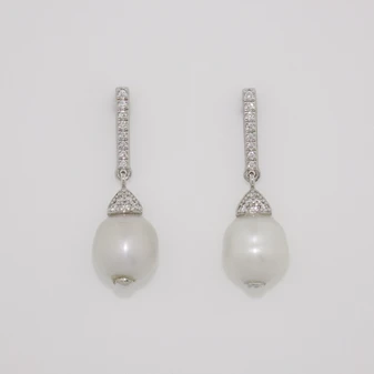 18ct white gold oval Scottish freshwater pearl earrings with diamond caps and diamond-set bars