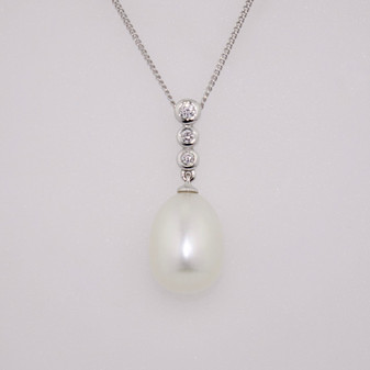 9ct white gold pearl and diamond necklace