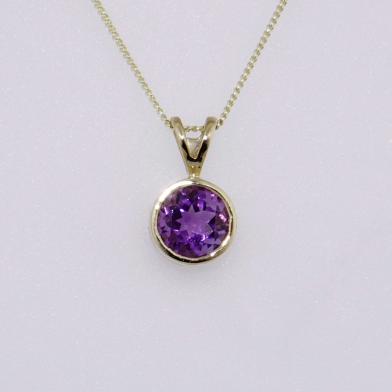 9ct yellow gold round cut amethyst in rubover setting PE4813