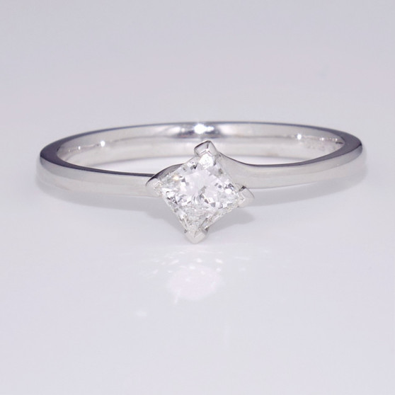 18ct white gold princess cut diamond solitaire twist ring GR3857