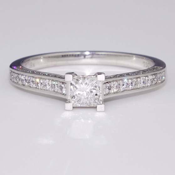 18ct white gold princess cut diamond solitaire ring with diamond-set shoulders and edges GR4026