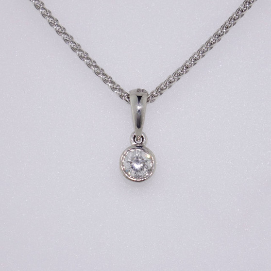 9ct white gold diamond solitaire pendant PE4987