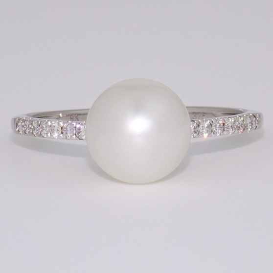 9ct white gold pearl and diamond ring