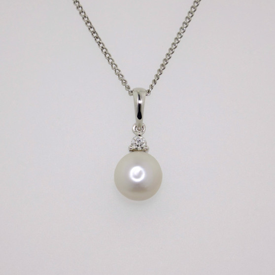 18ct white gold Scottish freshwater pearl and round brilliant cut diamond pendant