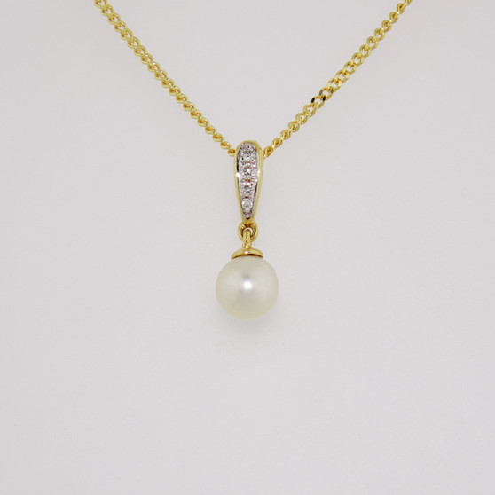 18ct gold Scottish freshwater pearl and diamond pendant 18ct gold Scottish freshwater pearl and diamond pendant