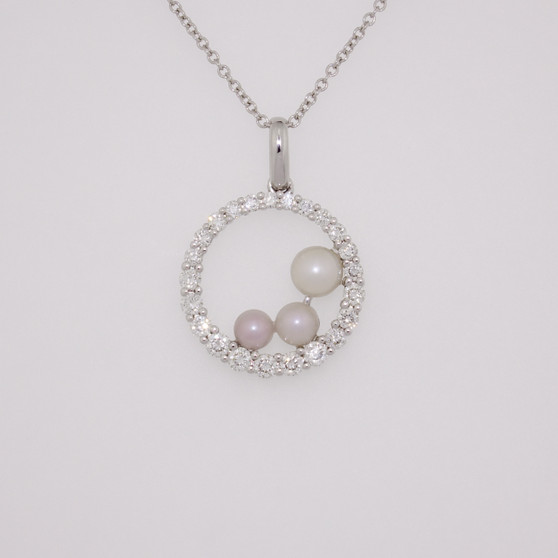 18ct white gold Scottish freshwater pearl and diamond-set circle pendant