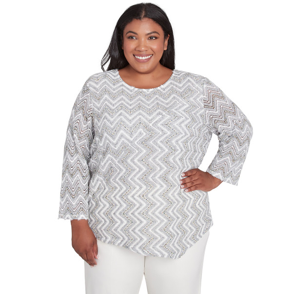 Plus Women's Spliced Crew Neck Wavy Stripe Top