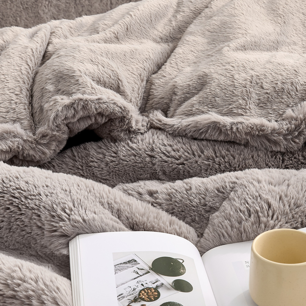 cozyworldwide ボトムス　白銀のWing 1250 Chunky Bunnies - Coma Inducer® Oversized Comforter Set