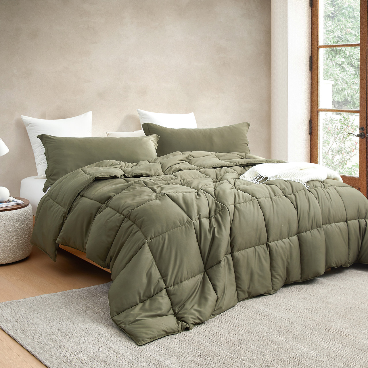 https://cdn11.bigcommerce.com/s-yzeppzszg3/images/stencil/1280x1280/products/846/3704/Snorze.Cloud_Comforter_Ultra_Cozy_Bamboo_Oversized_King_Burnt_Olive1_1__31202.1684789794.jpg?c=1