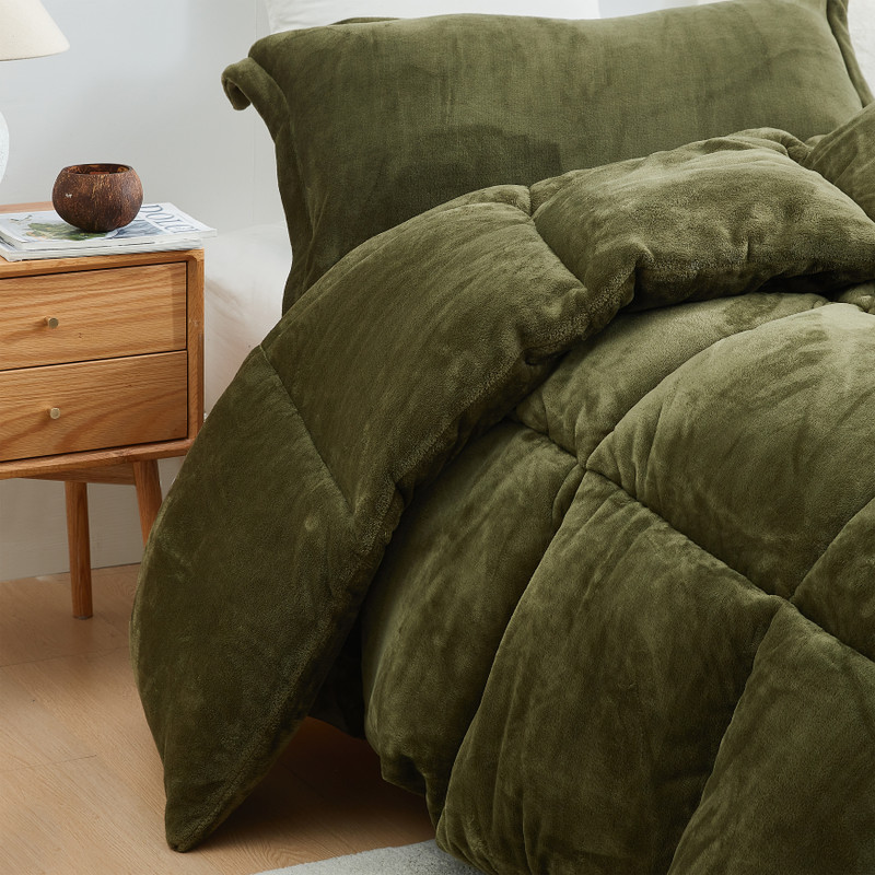 Trendy Green XL Twin, XL Queen, XL King, or Alaskan King Bedding Essentials Perfect Comforter Options for Guys