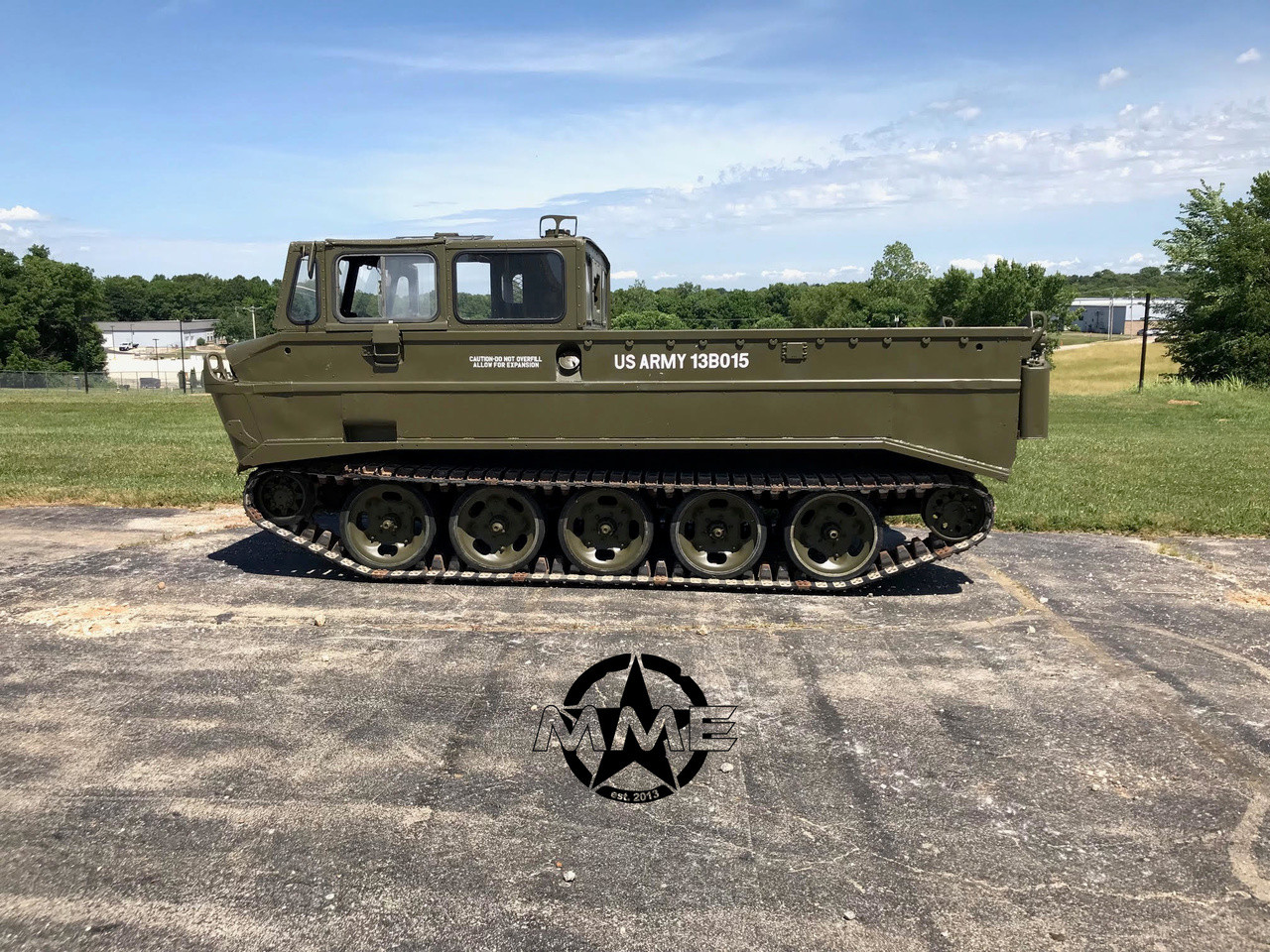 ミリタリー U.S. 1-1/2 Ton Personnel Carrier M116 Husky Tracked Amphibious 1 1/2 Ton Cargo Carrier