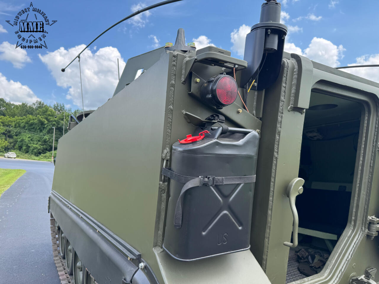 ミリタリー U.S. 1-1/2 Ton Personnel Carrier Museum Quality M113A2 Armored Personnel Carrier