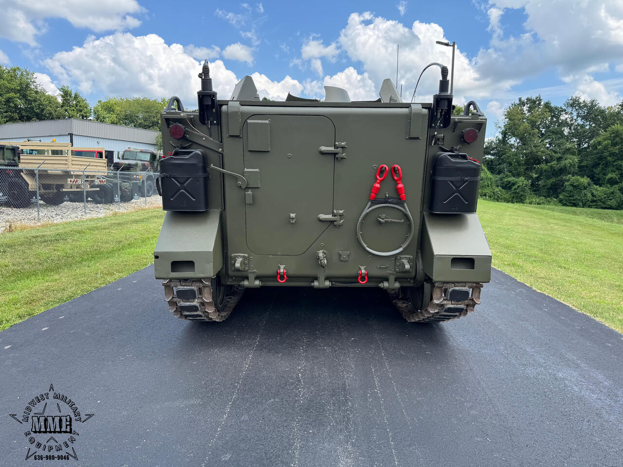 ミリタリー U.S. 1-1/2 Ton Personnel Carrier Museum Quality M113A2 Armored Personnel Carrier