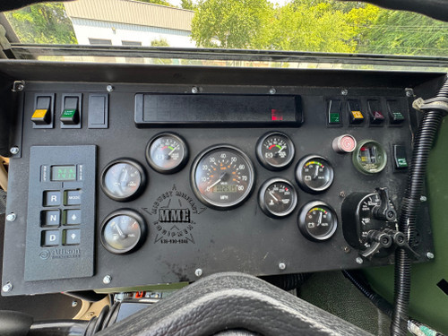 2009 BAE Systems M1081A1R LMTV 4 X 4 Cargo Truck W / Air Conditioning .