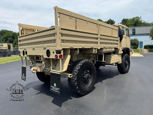 2009 BAE Systems M1081A1R LMTV 4 X 4 Cargo Truck W / Air Conditioning .