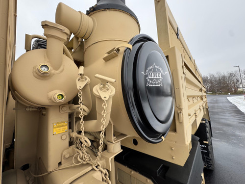 2009 BAE Systems M1081A1R LMTV 4 X4 Cargo Truck W / Air Conditioning .